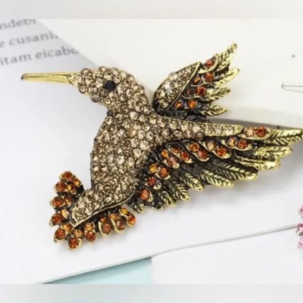 ✨ Betsey Johnson sparkling gold crystal hummingbird brooch ⭐️